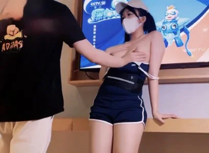 Nhân viên bán TV xinh đẹp cùng người khách may mắn