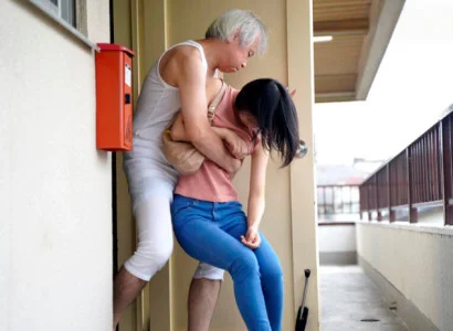 Cô vợ trẻ mới cưới bị bố chồng già đụ