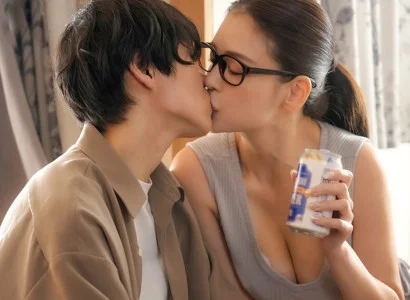 Chàng trai phát hiện bị cắm sừng được chị hàng xóm an ủi và động viên