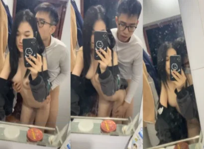 Đôi bạn trẻ nện nhau trước gương