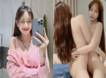 Cặp đôi bạn thân là Lâm Thái Vy và bạn của cô ấy móc bím trên chương trình phát trực tiếp