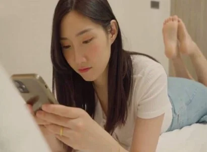 Người phụ nữ cặp kè với anh nhân viên giao hàng